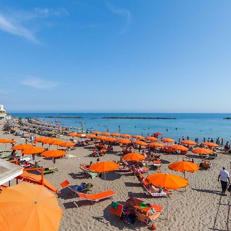 Titty Beach House Santa Marinella Buitenkant foto